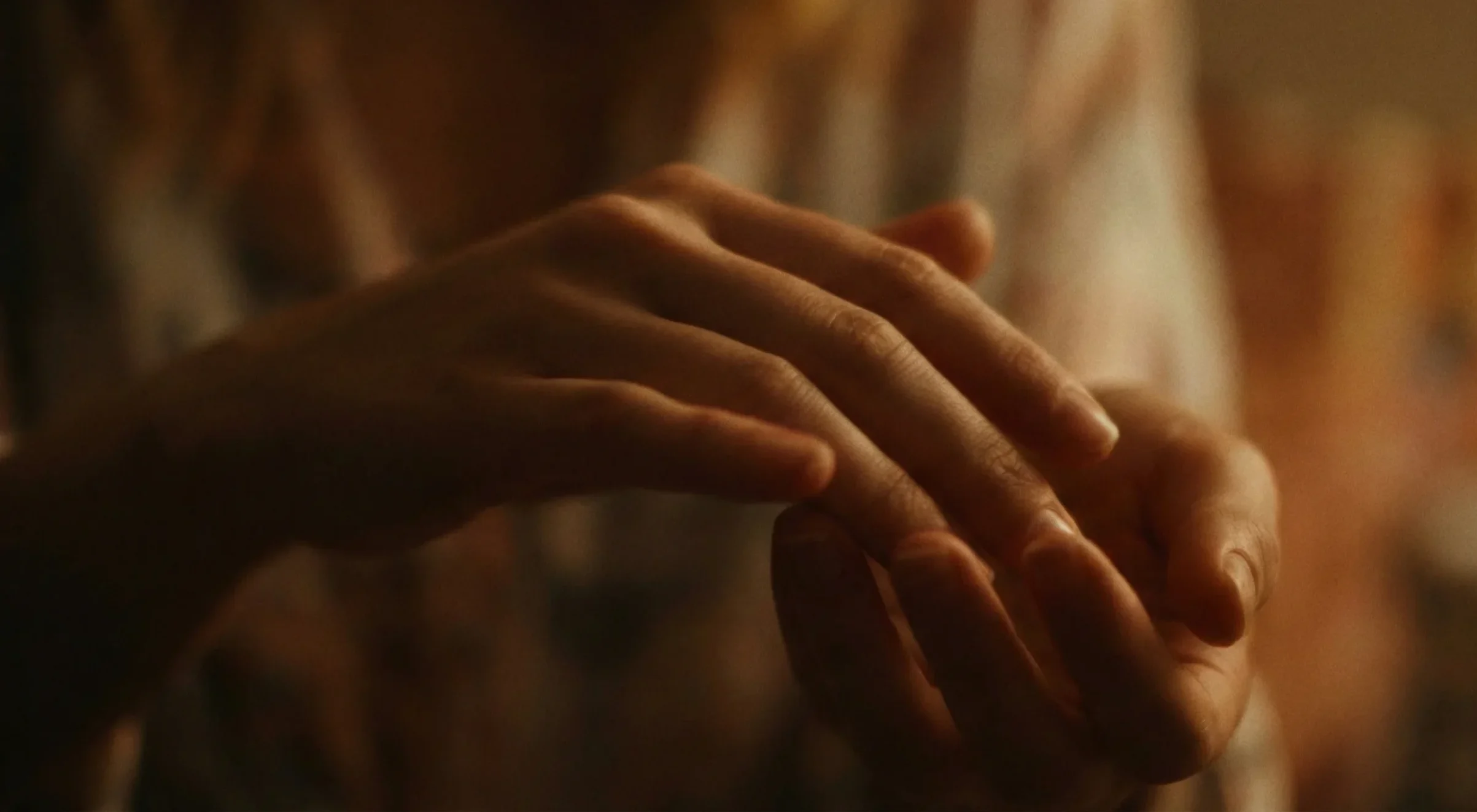 Demostració de ASMR visual amb moviments de mans per a alleujar la hiperacúsia sense so